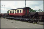 Am westlichen Ortseingang Wernigerode stand am 12.5.1994 dieser Personenwagen der HSB auf einem Flachwagen der DR.