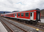 Blick auf eine Reihe abgestellter, ehemaliger DB-Regio Wagen, im Bahnhof Amorbach.