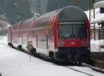 RB 31581 (Freiburg(Brsg)Hbf - Seebrugg) mit Br 143 bei der Ausfahrt aus Hinterzarten.