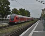 RE4 Verstärkerzug durch Korschenbroich am 29.9.2017 gen Aachen Hbf fahrend.