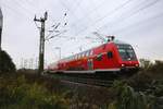 DABpbzfa 762 mit Schublok 143 883 der S-Bahn Mitteldeutschland (DB Regio Südost) als S 37751 (S7) von Halle-Nietleben nach Halle(Saale)Hbf Gl. 13a zweigt in Angersdorf (Saaleaue) auf die Bahnstrecke Halle–Hann. Münden (KBS 590) ein. [21.10.2017 | 17:00 Uhr]