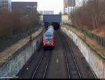 DABpbzfa 762.0 mit Schublok 143 871-2 der S-Bahn Mitteldeutschland (DB Regio Südost) als S 37753 (S7) von Halle-Nietleben nach Halle(Saale)Hbf Gl. 13 fährt in Halle-Neustadt auf der Bahnstrecke Merseburg–Halle-Nietleben (KBS 588). Aufgenommen von der Brücke Am Taubenbrunnen. [5.3.2018 | 17:23 Uhr]