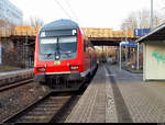 DABpbzfa 762.0 mit Zuglok 143 871-2 der S-Bahn Mitteldeutschland (DB Regio Südost) als S 37748 (S7) von Halle(Saale)Hbf Gl.