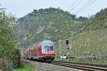 RB 12515 Rommerskirchen - Koblenz Hbf mit Steuerwagen voraus wird von DB 143 009 am 12.04.18 unterhalb der Burgruine Hammerstein bei Leutesdorf geschoben.