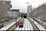 Leiser Abschied von der S7
Die S-Bahn-Linie S7 ist wegen der umfangreichen Bauarbeiten zwischen Halle Rosengarten und Angersdorf seit dem 14.1.2021 eingestellt und wird im Dezember von der S3 aus Richtung Leipzig ersetzt. Hier zeige ich Bilder aus ihren letzten Betriebstagen.

DABpbzfa 762.0 (50 80 80-35 3?? D-DB) mit Schublok 143 919-9 taucht aus dem Südportal des  Tunnelbahnhofs  Halle-Neustadt auf.
Aufgenommen von der Brücke Am Taubenbrunnen.

🧰 S-Bahn Mitteldeutschland (DB Regio Südost)
🚝 S 37729 (S7) Halle-Nietleben–Halle(Saale)Hbf
🚩 Bahnstrecke Merseburg–Halle-Nietleben (KBS 588)
🕓 9.1.2021 | 11:24 Uhr