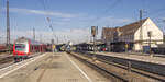 Blick nach Norden auf den Bahnhof Donauwörth am 21.5.14: Auf Gleis 5 startet ein Doppelstock-RE nach Augsburg und auf Gleis 4 wartet der agilis-ET 440 107.