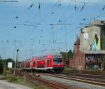 RB 24539 (Bremen-Vegesack-Verden(A ller) mit Schublok 143 958-7 in Verden (Aller) 19.8.09. Auffllig ist das der Steuerwagen noch am Fhrerstandsfenster Mintgrn ist