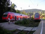 Zugkreuzung in Feldberg-Brental, dem hchstgelegen Bahnhof Deutschlands: Rechts die RB nach Freiburg (Breisgau) Hbf, links der Gegenzug nach Seebrugg.