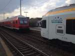 Blick an Eurobahn Flirt 5.13 entlang auf einen Dosto 94 Steuerwagn am 26.03.2014 in Paderborn Hbf