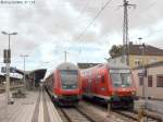 Vergleich verschiedener Doppelstock-Steuerwagen in Treuchtlingen auf Gleis 1 und 2: Rechts die 3.Generation (Bauart DBbzf) und links die 4.Generation (Bauart Dbpza).(Blick nach Norden am 15.5.13)