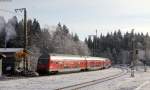 RB 26922 (Neustadt(Schwarzw)-Freiburg(Breisgau) Hbf) mit Schublok 143 042-0 in Hinterzarten 8.12.14