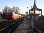 Ein RE4 von Aachen-Hbf nach Dortmund-Hbf und am Zugende ist die 111 158-2 DB kommt aus Richtung Aachen-West,Laurensberg,Richterich, und fährt durch Kohlscheid und fährt in Richtung