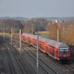 Blick von der Brücke in Asbach kurz vor Petershausen und ein Nachschuss auf eine BR 111 mit Doppelstockwagen der 3. Generation, der in Richtung Nürnberg unterwegs ist … Im Hintergrund auf der rechten Seite ragt der Kirchturm von St. Laurentius von Petershausen hervor. 15.03.2015. 