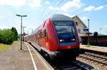 DB Regio Diesel-Triebzug bei der Durchfahrt  im Bahnhof Welschingen-Neuhaus. Am 15.06.2017