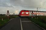 Detailfoto eines RE4 Steuerwagens auf dem BÜ Am Chur/In der Schley gen Düsseldorf fahrend am Abend des 8.8.2017