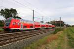 DABpbzfa mit Schublok 146 031 der Elbe-Saale-Bahn (DB Regio Südost) als RE 16320 (RE30) von Naumburg(Saale)Hbf nach Magdeburg Hbf fährt in Niemberg auf der Bahnstrecke Magdeburg–Leipzig (KBS 340). [9.9.2017 | 13:29 Uhr]