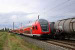 DABpbzfa mit Schublok 146 023 der Elbe-Saale-Bahn (DB Regio Südost) als RE 16321 (RE30) von Magdeburg Hbf nach Naumburg(Saale)Hbf fährt in Niemberg auf der Bahnstrecke Magdeburg–Leipzig (KBS 340). [9.9.2017 | 13:36 Uhr]