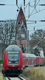 Der von der Elektrolokomotive 112 133 gezogene RE 5 nach Stralsund Hbf verlässt den Bahnhof Demmin. (November 2020)