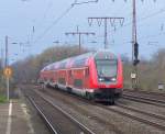 Der RE2 nach Mnster in Westfalen mit einer 4 Teiligen Doppelstockgarnitur und einem 766.4 Steuerwagen, durchfhrt oder besser gesagt  durchrast  Essen-Fronhausen am 30.03.08