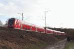 Doppelstock-Steuerwagen der Bauart DBpbzfa 763 (verkehrsrot) der DB Regio AG an der Zugspitze des RE 14180 von Frankfurt(Main)Hbf nach Kassel Hbf auf der Main-Weser-Bahn zwischen Lollar und Friedelhausen.<br><br>
Datum: 28. Februar 2002




