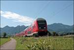 Bei Bernau am Chiemsee ist RE 30018  Mnchen-Salzburg-Express  auf dem Weg in die Bayerische Landeshauptstadt.