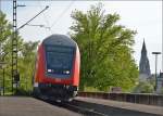 Anderer Tag, anderes Licht, dunkleres Grn. IRE nach Karlsruhe verlsst die Altstadt von Konstanz. Mai 2013.