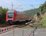 Am 11.07.2014 passiert die RB 16506 den Bahnübergang in Rothenstein (Saale) und wird gleich in den selbigen Bahnhof halten, weiter geht die Reise nach Naumburg (Saale) Hbf.