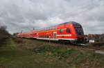 Hier ein RE3 (RE18350) von Wünsdorf-Waldstadt nach Schwedt(Oder), am 1.4.2015 zwischen Helbigstraße und Vierradener Chaussee in Schwedt(Oder).