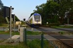 Am Bü Cuxhavener Straße in Otterndorf kommt ein RE5 Zug nach Cuxhaven Steuerwagen voraus auf den Fotografen zugefahren.