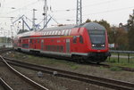 DABpbzfa 764.0 als RE 18490 von Berlin Hbf(tief)nach Warnemünde bei der Einfahrt im Bahnhof Warnemünde.15.10.2016