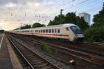 IC2212 von Koblenz Hauptbahnhof nach Ostseebad Binz durchfährt am 4.7.2017 Köln Messe/Deutz in östlicher Richtung.