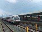 Am 22.6.07 steht ein Ersatz-IC mit eingeschaltetem Fernlicht im Hbf von Hannover auf Gleis 80