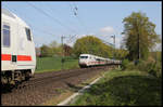 Am Ortsrand von Hasbergen begegnen sich hier am 26.4.2020 um 11.53 Uhr ein ICE in Richtung Münster und ein Intercity mit Steuerwagen voraus in Richtung Osnabrück.