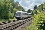 Unverhofft kommt nicht immer oft.
Eigentlich wollte ich den Audizug auf die SD-Karte bannen, bin also zeitig genug in Neckargerach aufgeschlagen und wartete nun auf die nächste S-Bahn, die vor dem Audi durch kommt. Als diese dann eigentlich noch nicht kommen konnte, bemerkte ich ein Singen der Schienen und plötzlich kam ein IC Steuerwagen um die Ecke, ein Umleiterzug der auch nicht zuerwarten war. Speklationen zufolge könnte es mal wieder Probleme in Mühlacker im Stellwerk gegeben haben. Nekcargerach den 22 Juno 2020