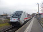 D-DB 61 80 80-91 114-1 Bpmmbdzf 286.1 mit dem IC 2155 von Köln Hbf nach Gera Hbf, am 11.02.2022 beim Halt in Jena-Göschwitz.
