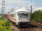 120 106-0 schiebt einen IC Steuerwagen Bauart Bpmbdzf 296 in den Bahnhof Stuttgart-Untertrkheim. Nach kurzem Aufenthalt kehrte sie in die gleiche Richtung zurck. 18.08.08