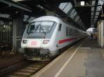 Ein Intercity geht gegen 19.07 Uhr aus Karlsruhe nach Nrnberg weg.
