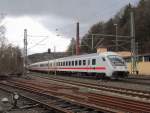 Ein InterCity durchfhrt am 10. April 2013 Kronach in Richtung Saalfeld.