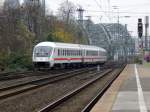 Mit Steuerwagen voraus sclängelt sich ein IC durch den Köln Deutzer Bahnhof.