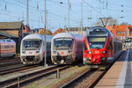 RE 9 nach Sassnitz fährt an IC 2427 nach Köln und IC 2379 nach Frankfurt (Main) vorbei, die zu den entsprechenden Zeiten an das Bahnsteiggleis gestellt werden. - 30.10.2016