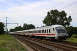 Nachschuss auf Bimdzf mit Zuglok 120 151-6 als verspäteter IC 2355 (Linie 28) von Rostock Hbf nach München Hbf in Schkortleben auf der Bahnstrecke Halle–Bebra (KBS 580).