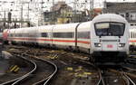 101 130 schiebt den ehemaligen Metropolitan-Zug nach Gleis 3 des Kölner Hbf.