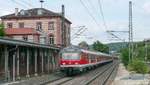 Der Bahnhof Veitshöchheim wurde in der Nähe einer königlichen Sommerresidenz mit Rokokogarten errichtet. Er bekam ein besonders repräsentatives Empfangsgebäude, das bis heute überdimensioniert wirkt. Die Bahnsteige wurden 2005 nach Süden verschoben, daher rollte die RB am 12.8.09 am  Königsbahnhof  vorbei. 