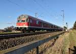 Den Steuerwagen voraus kommt ein von der 111 096 geschobener RE8 Verstärkerzug nach Kaldenkirchen am 20.3.2018 bei Gubberath vor mein Objektiv gefahren.