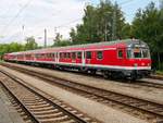 Ein alltägliches Bild im Jahre 2013 in Freising: Ein abgestellter Wendezug, der bestehend aus Karlsruher Steuerwagen und BR111 am späten Nachmittag sich als RB auf den Weg nach Plattling machte.
Aufgenommen am 11.6.2013