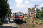Der RE von Cuxhaven nach Hamburg Hbf fhrt am 12.8.2007 in den Bahnhof von Himmelpforten ein.