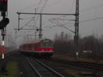 Ein Karlsruher Steuerwagen an der RB 21321 nach Hamburg Hbf bei der Ausfahrt in Bad Oldesloe am 6.12.08.