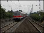 Ein Karlsuhrer mit Schublok 111 154 bei der Durchfahrt durch Duisburg Rahm als RB35 nach Emmerich, 22.07.2010