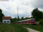 RB 37743 ist nun kurz vor seinem Ziel. Der Zug startete in Ulm Hbf und erreicht nun in Krze Regensburg-Prfening, 27.05.2010