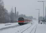 Mit hoher Geschwindigkeit schiebt eine Kemptner 218 ihren Regionalexpress der Linie Ulm - Kempten bei leichtem Schneefall durch den Bahnhof von Senden.
